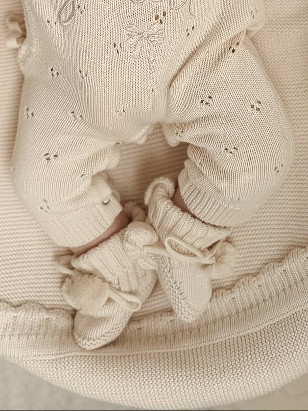 Chaussons en maille à pompons crème
