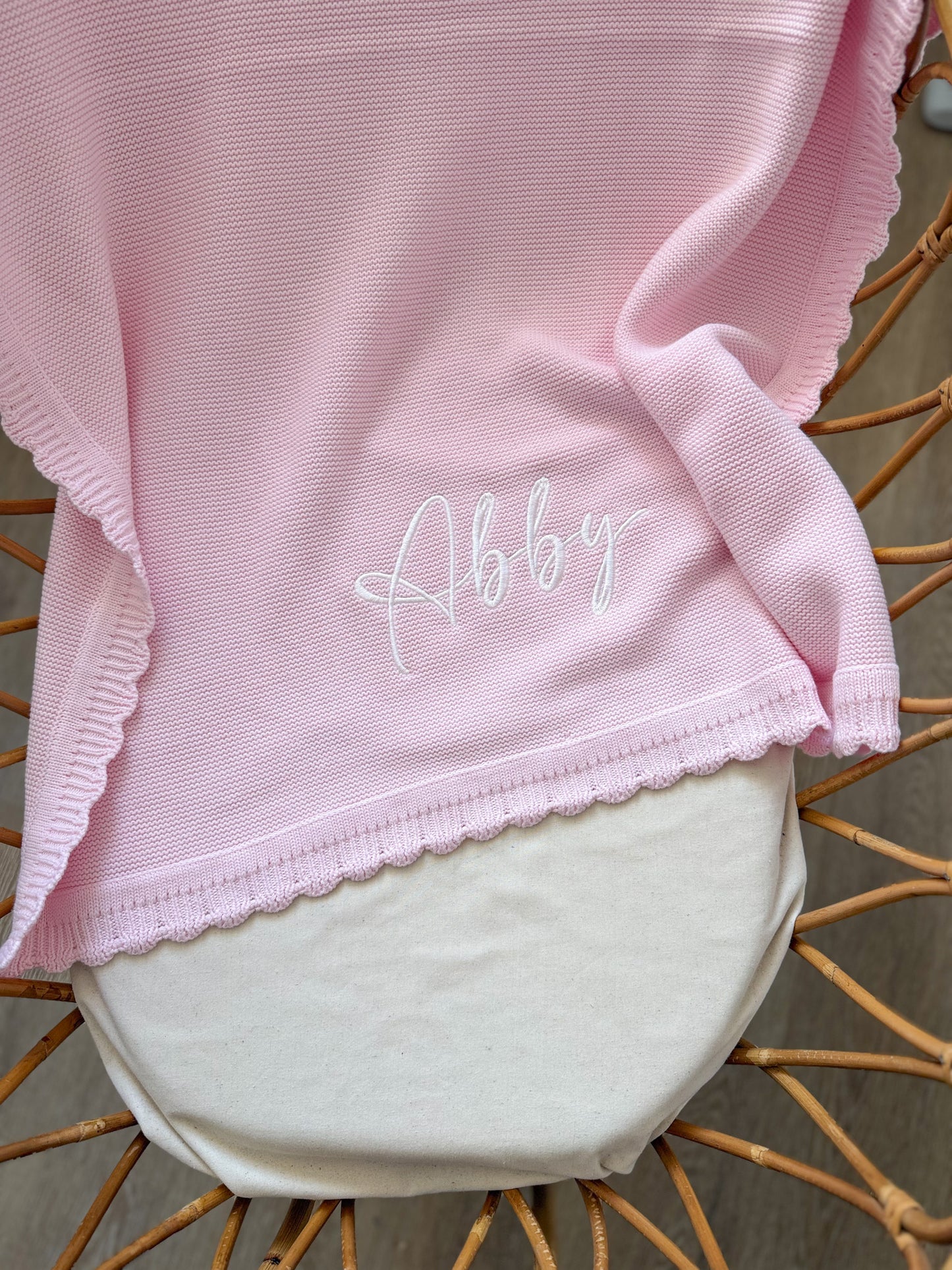 Plaid à bord festonné rose clair